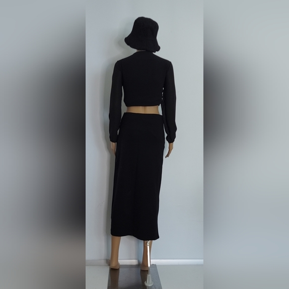 Elegant Black Long Skirt with Side Opening - Picture 5 of 13